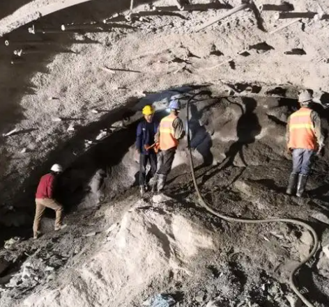 港南拱顶带模注浆料的施工流程及注意事项